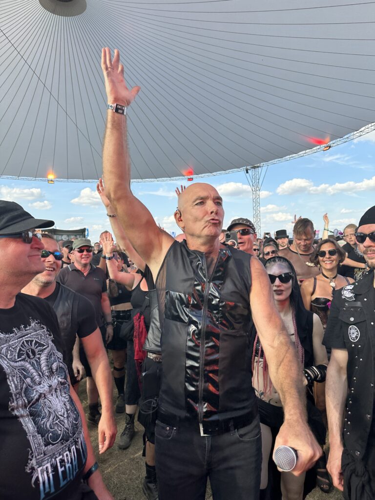 Rotersand singer in the crowd.